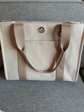 Lululemon two toned canvas tote bag 10L